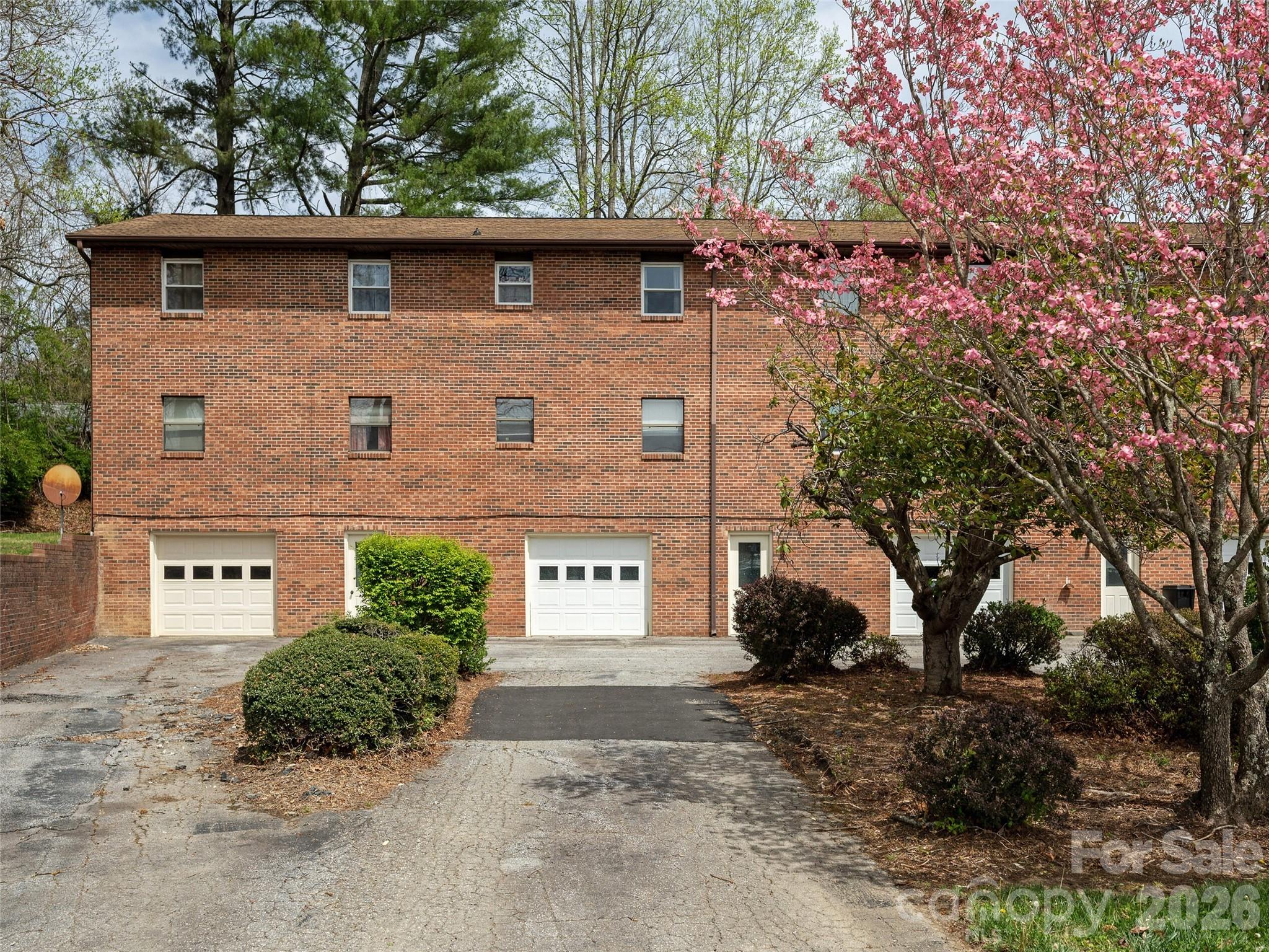 Rear view - 103 Oakwood Place, Hendersonville