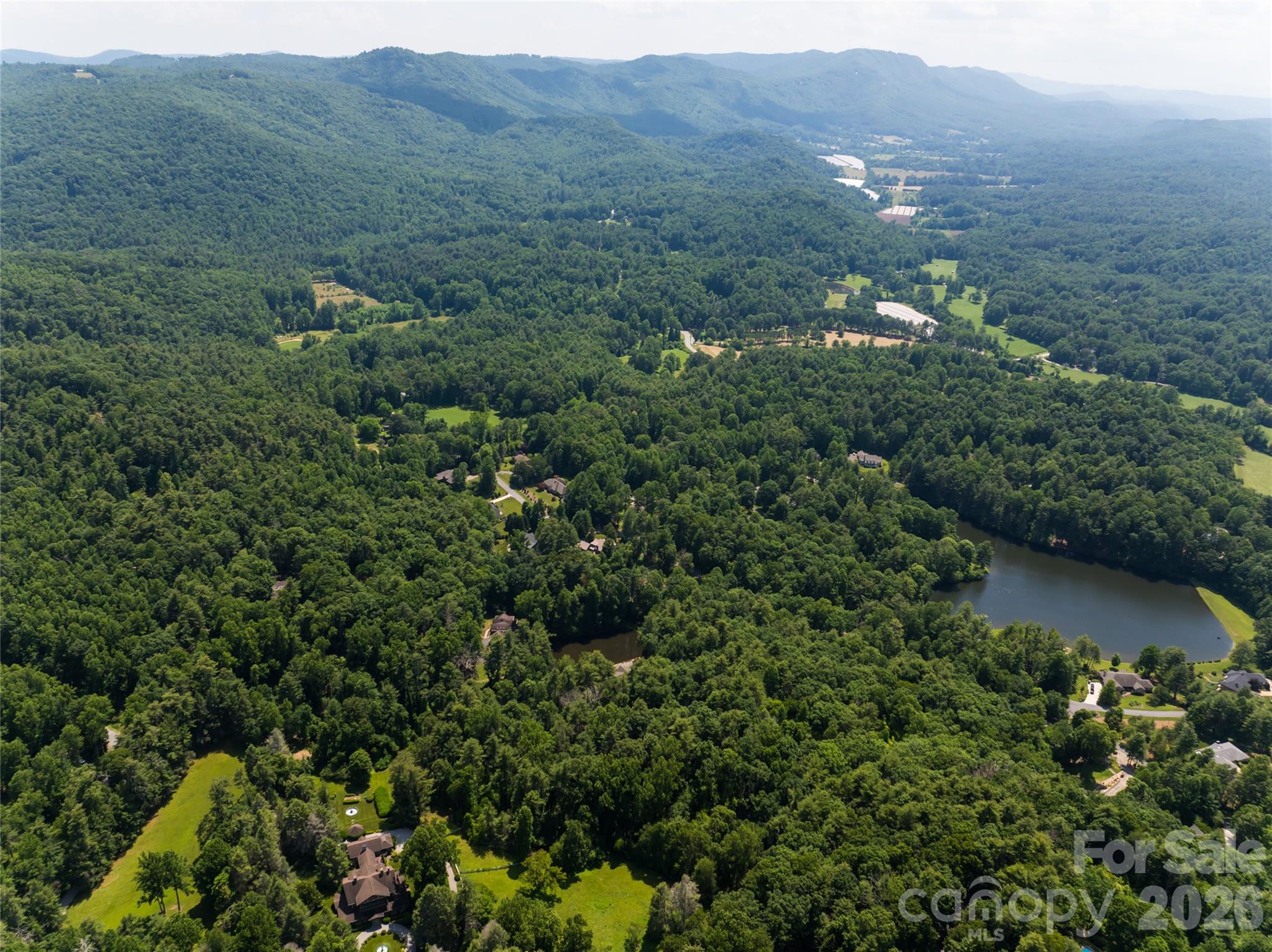 Single Family Residence at 34 Oak Gate Drive, Hendersonville, photo 2 of 16