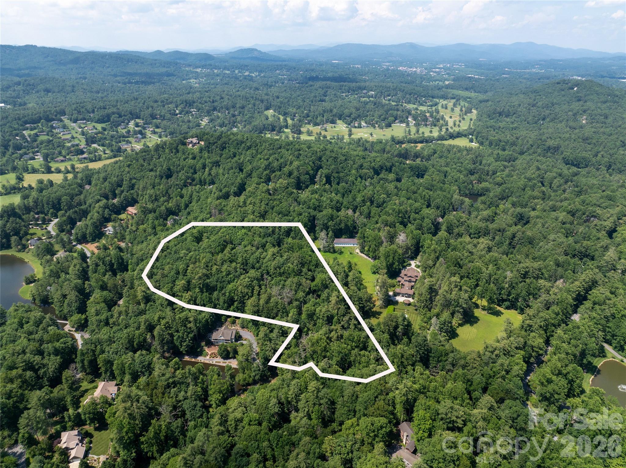 Single Family Residence at 34 Oak Gate Drive, Hendersonville, photo 4 of 16