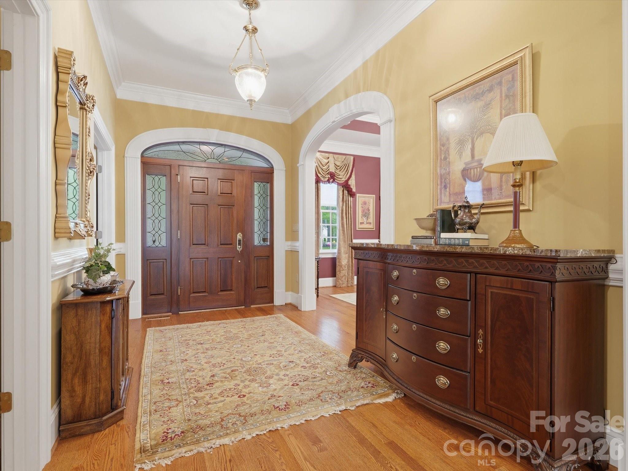 Foyer. Extensive Millwork arched doorways with keystone inlay. Dining room entrance/ office/bed entrance/ half bath entrance all in foyer area. - 1215 Rosa Drive, Monroe