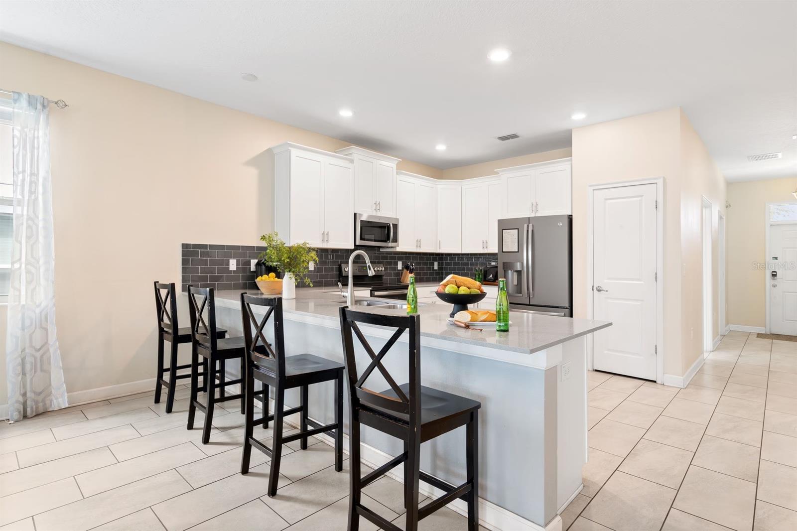 Kitchen island - 9050 STINGER DR, DAVENPORT