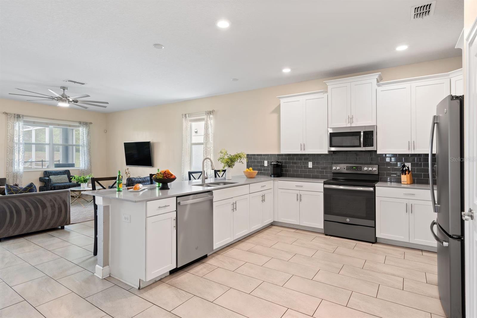 Kitchen - 9050 STINGER DR, DAVENPORT