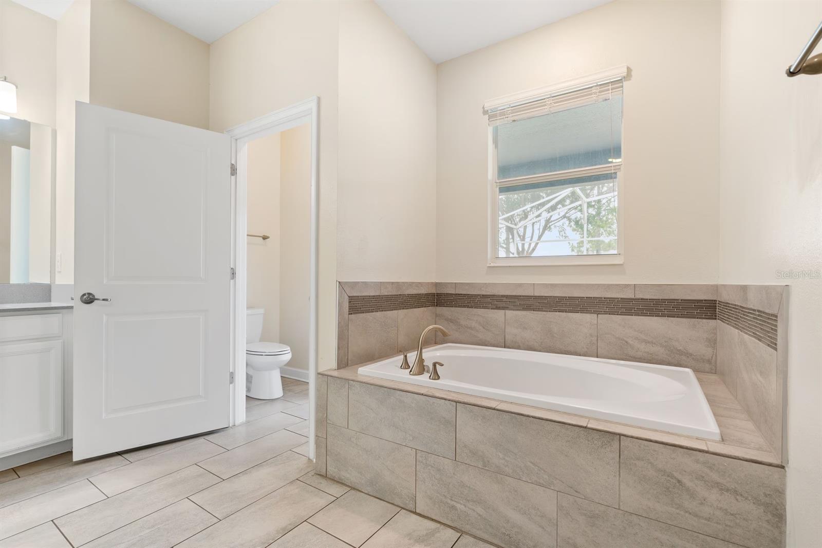 Primary bathroom - 9050 STINGER DR, DAVENPORT