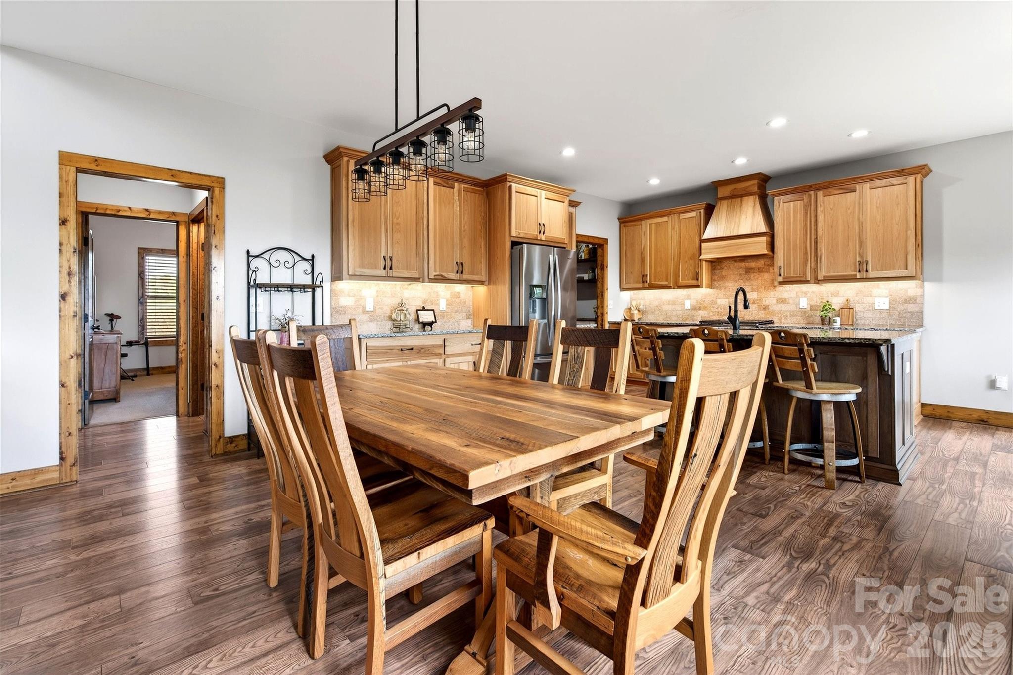Dining area for eight beside the kitchen - 207 Lake Crest Drive, Nebo