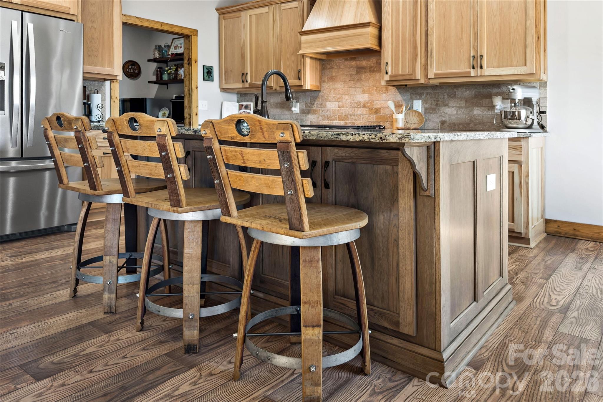 Island bar seating detail - 207 Lake Crest Drive, Nebo