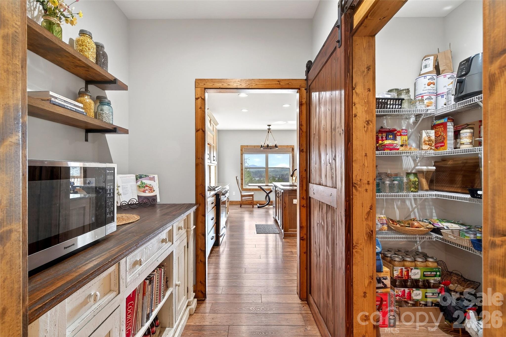 Walk-in pantry shelving - 207 Lake Crest Drive, Nebo