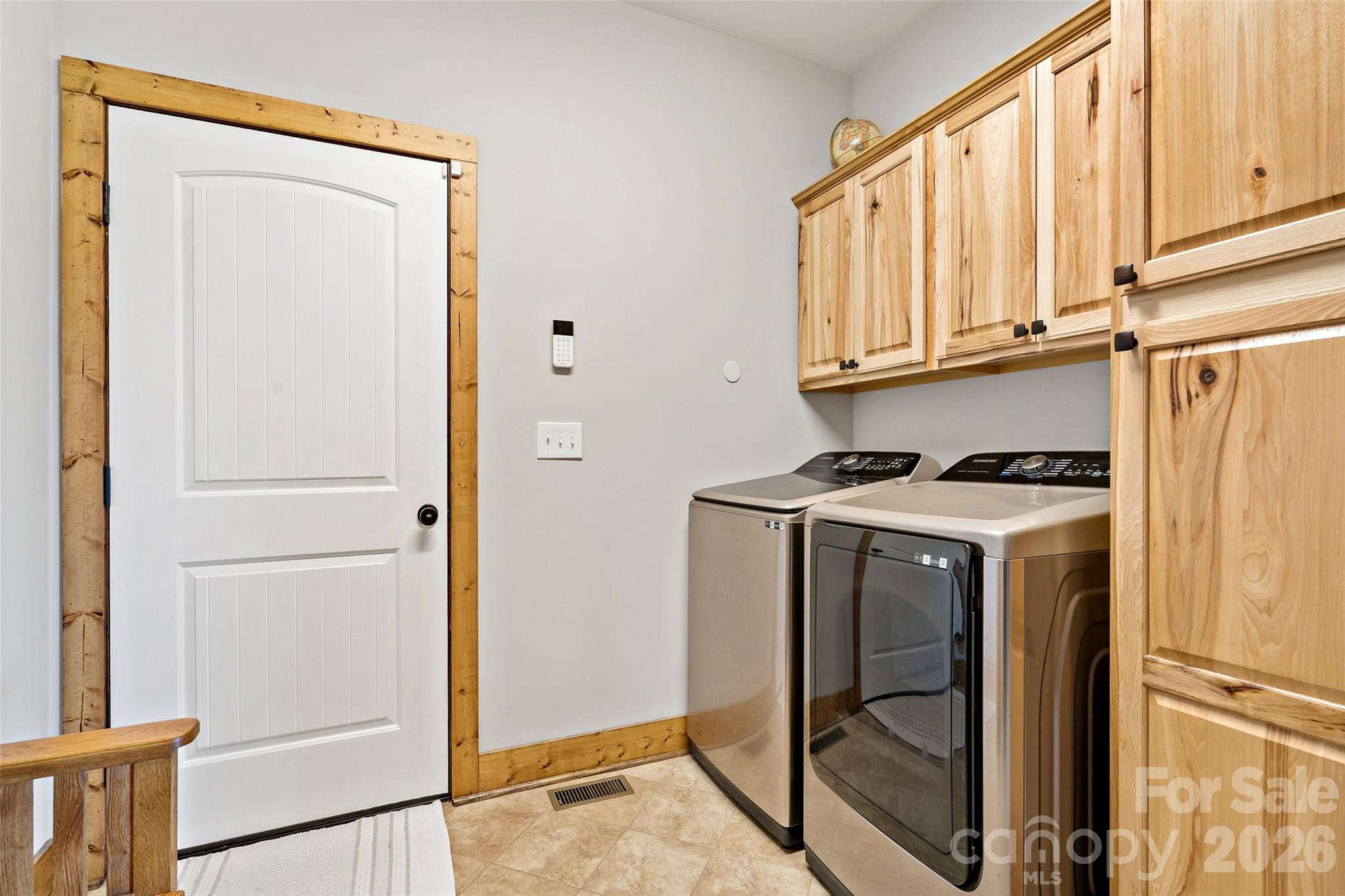 Main-level laundry and mud room with cabinetry - 207 Lake Crest Drive, Nebo