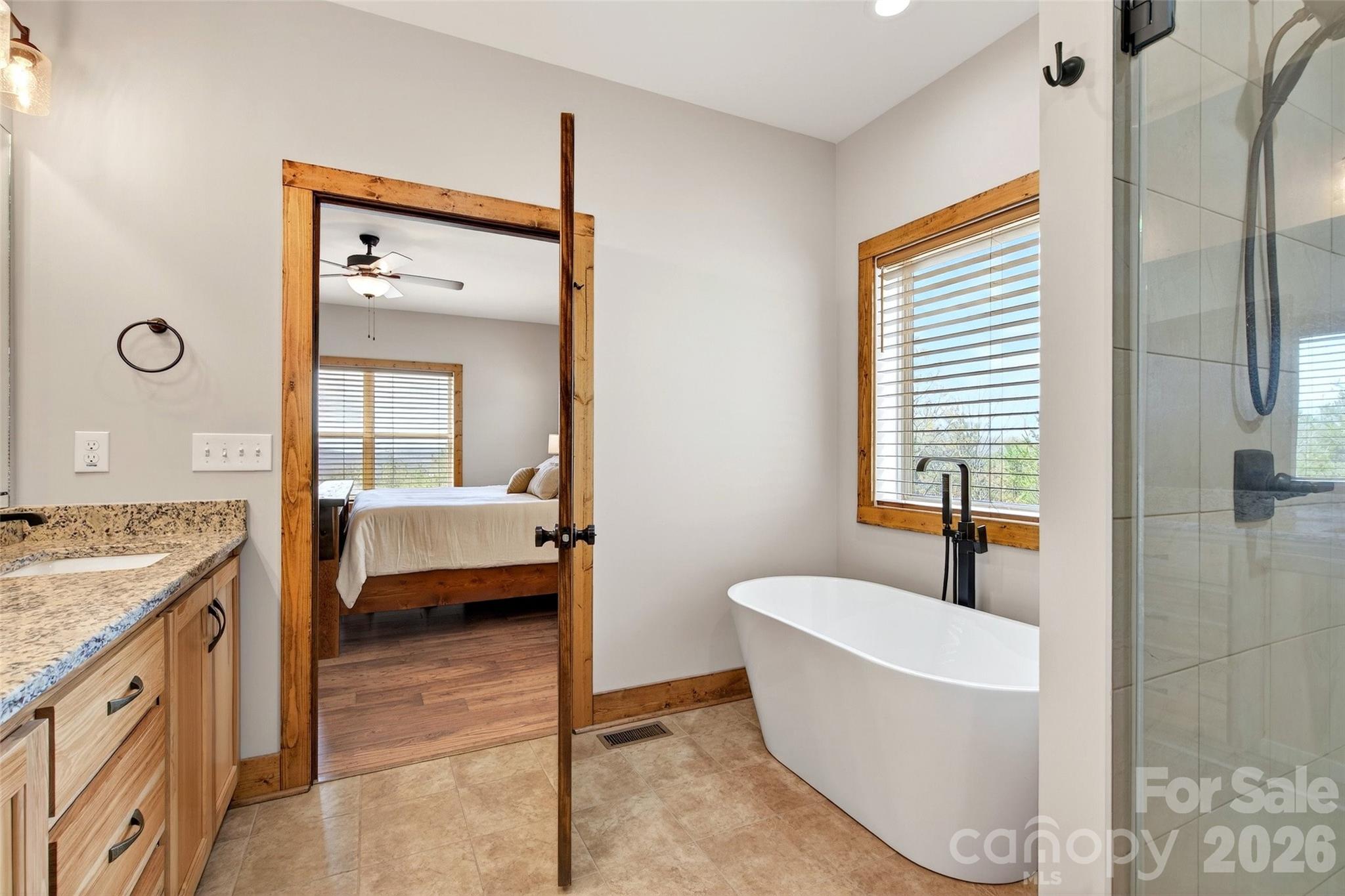 Primary bath soaking tub with a view window - 207 Lake Crest Drive, Nebo