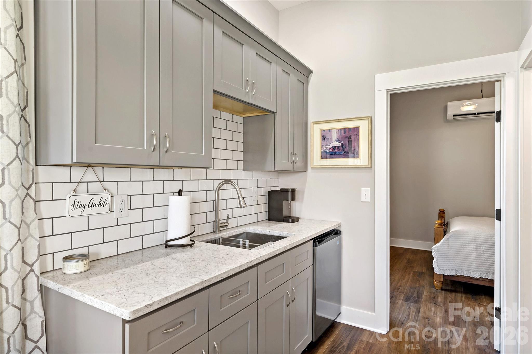 Guest suite over the second garage: bedroom area with private entrance - 207 Lake Crest Drive, Nebo