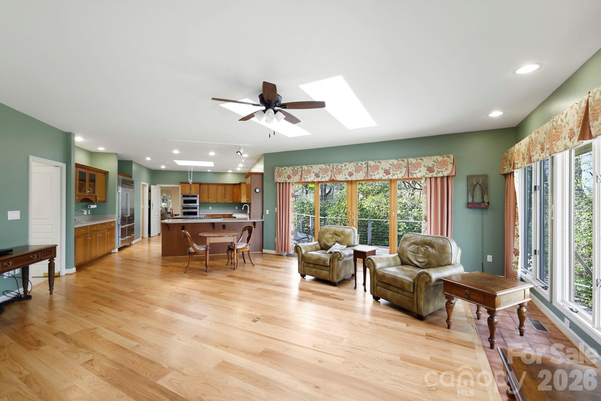 Large den looking into kitchen - 100 Elmridge Drive, Flat Rock