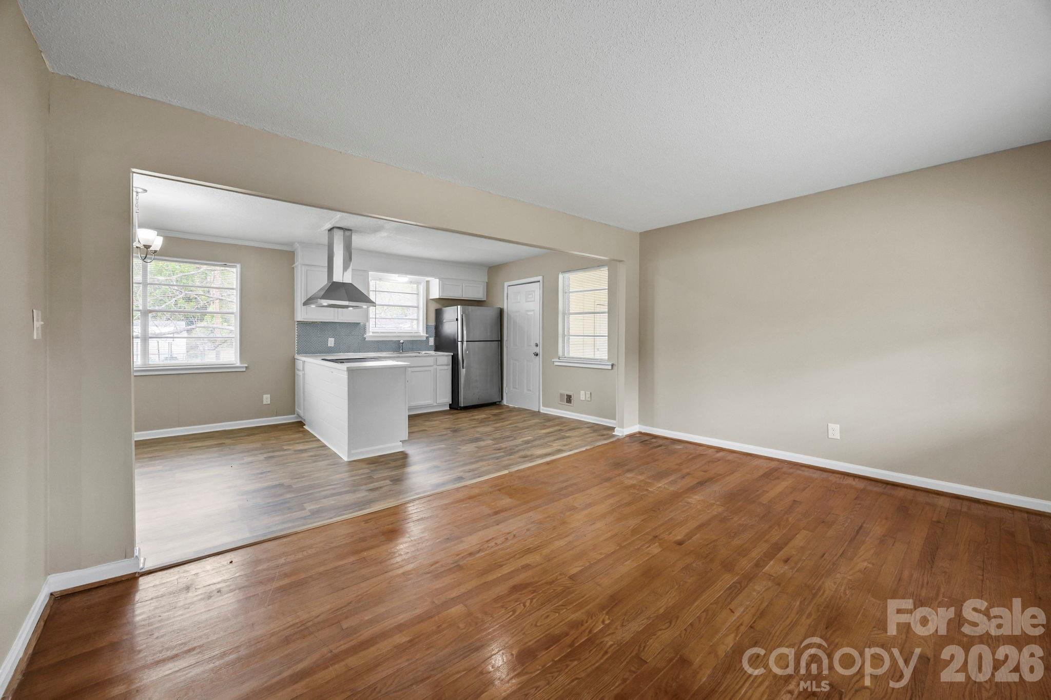 Single Family Residence at 219 Dixon Drive, Columbia, photo 3 of 14