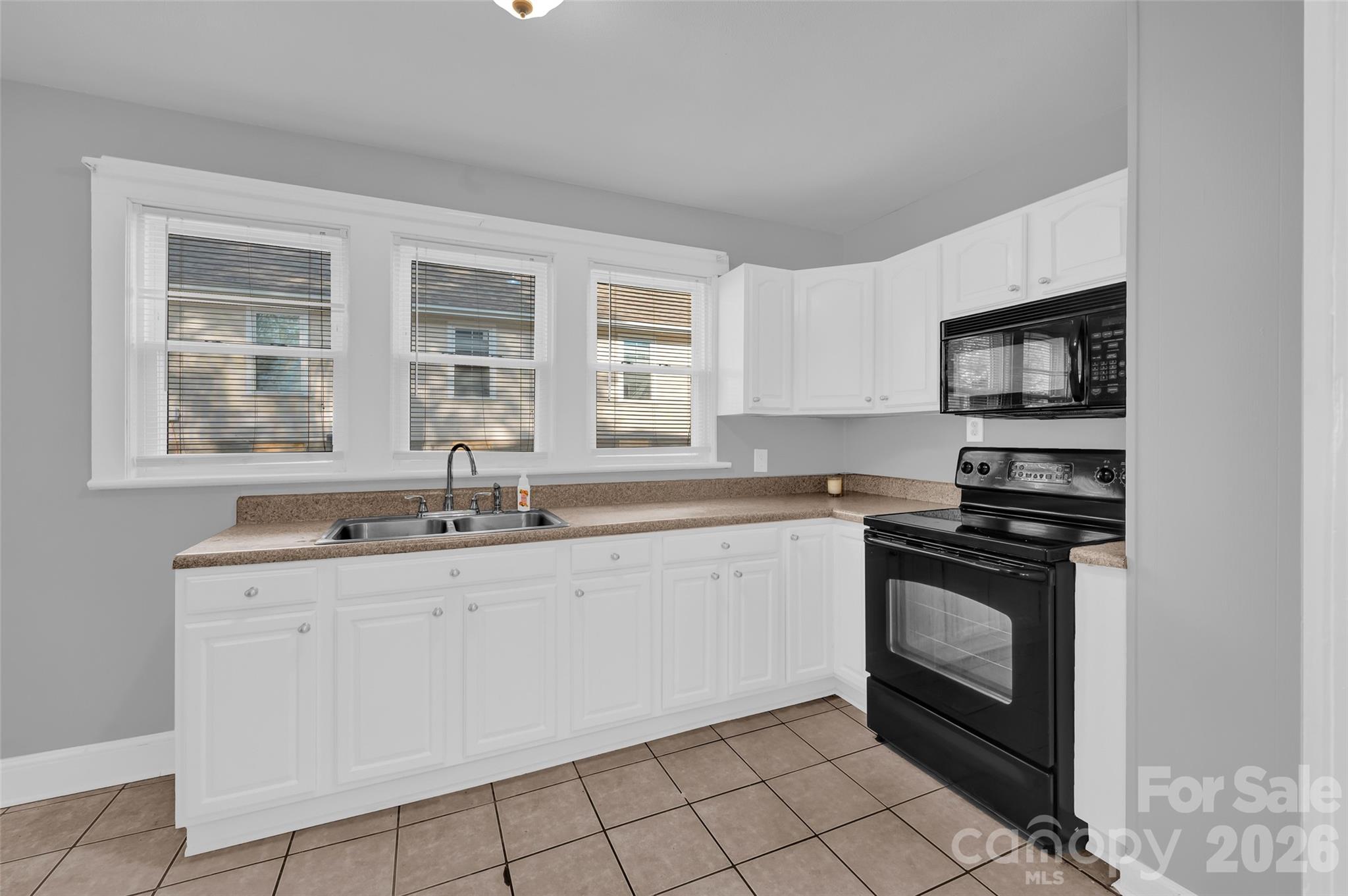 Duplex at 328-330 3rd Avenue SE, Hickory, photo 10 of 34