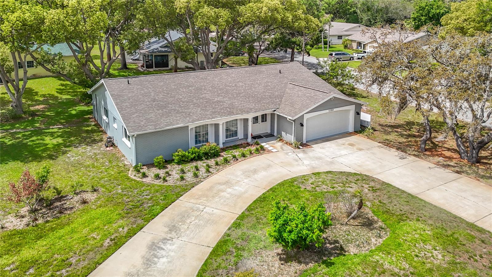 Circular driveway! - 12709 CASTLEBERRY CT, HUDSON