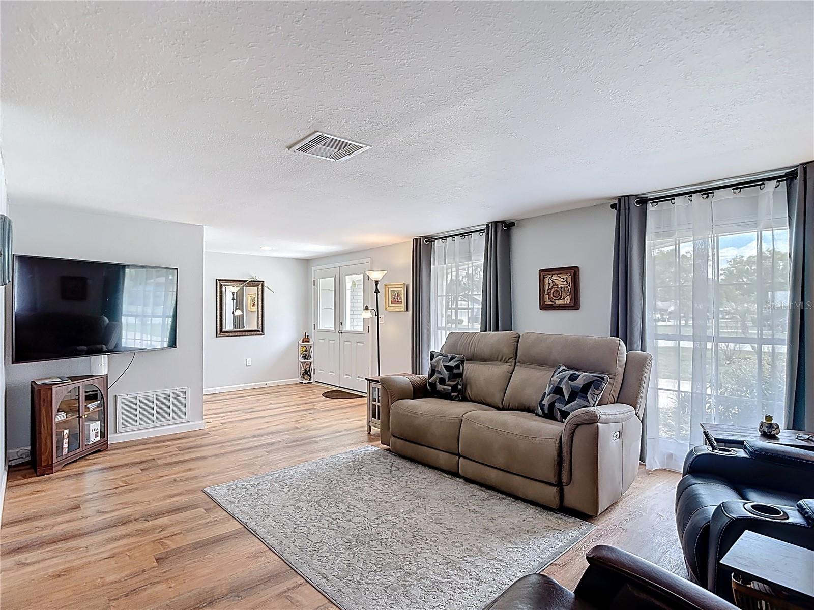 Spacious and comfortable living room. - 12709 CASTLEBERRY CT, HUDSON