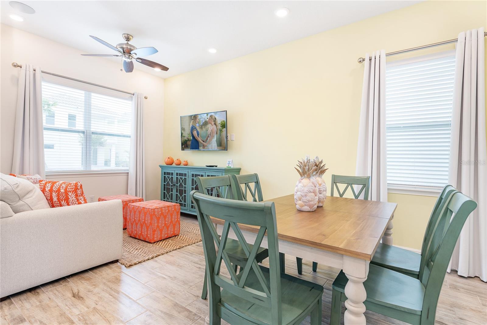 Open living and dining space perfect for entertaining in Kissimmee short term rental near Disney - 8075 KNEE DEEP RD, KISSIMMEE