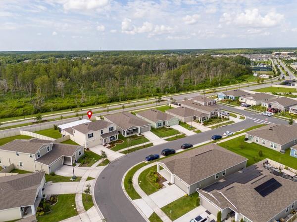 House in context with street - 4382 FINCH LN, KISSIMMEE