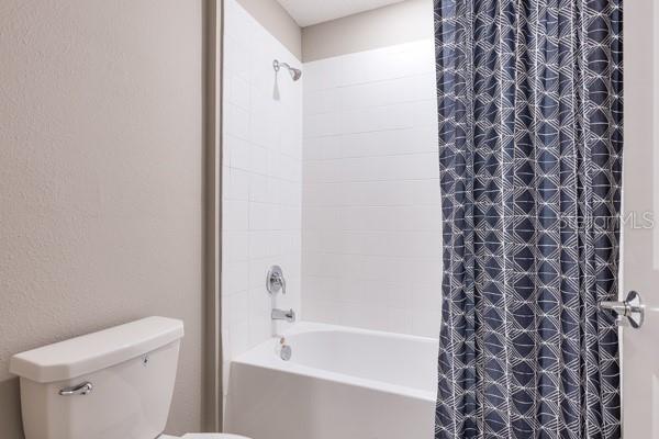 Family bathroom - 4382 FINCH LN, KISSIMMEE
