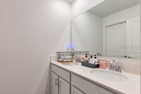 Family bathroom - 4382 FINCH LN, KISSIMMEE