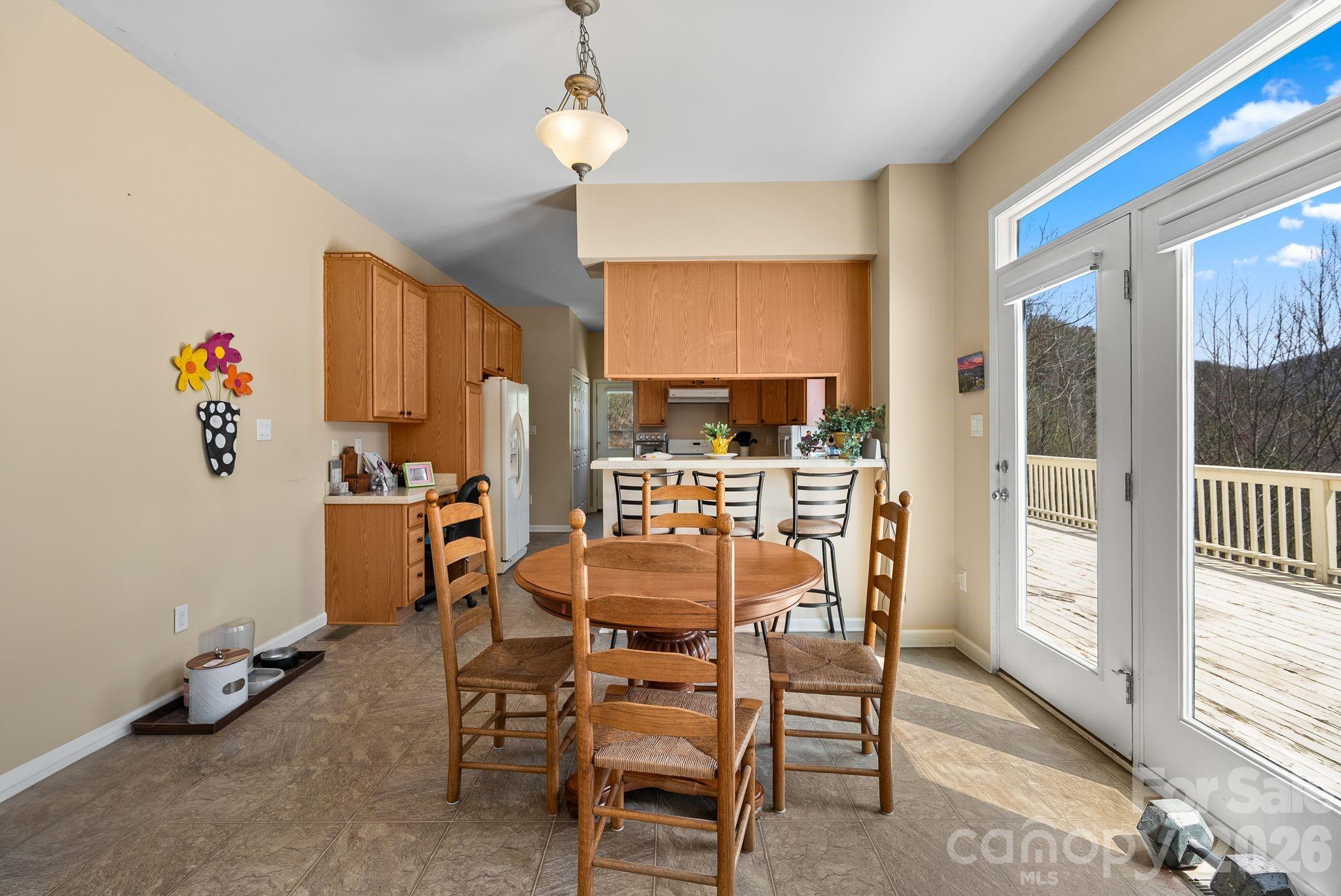 Breakfast Nook - 267 Eagles Trace, Canton
