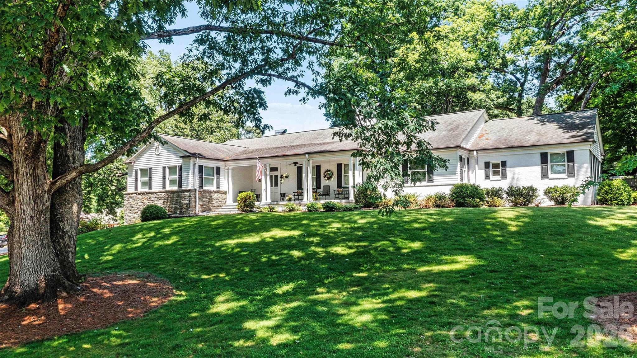 Front Yard/Entry View - 842 North Center Street, Hickory