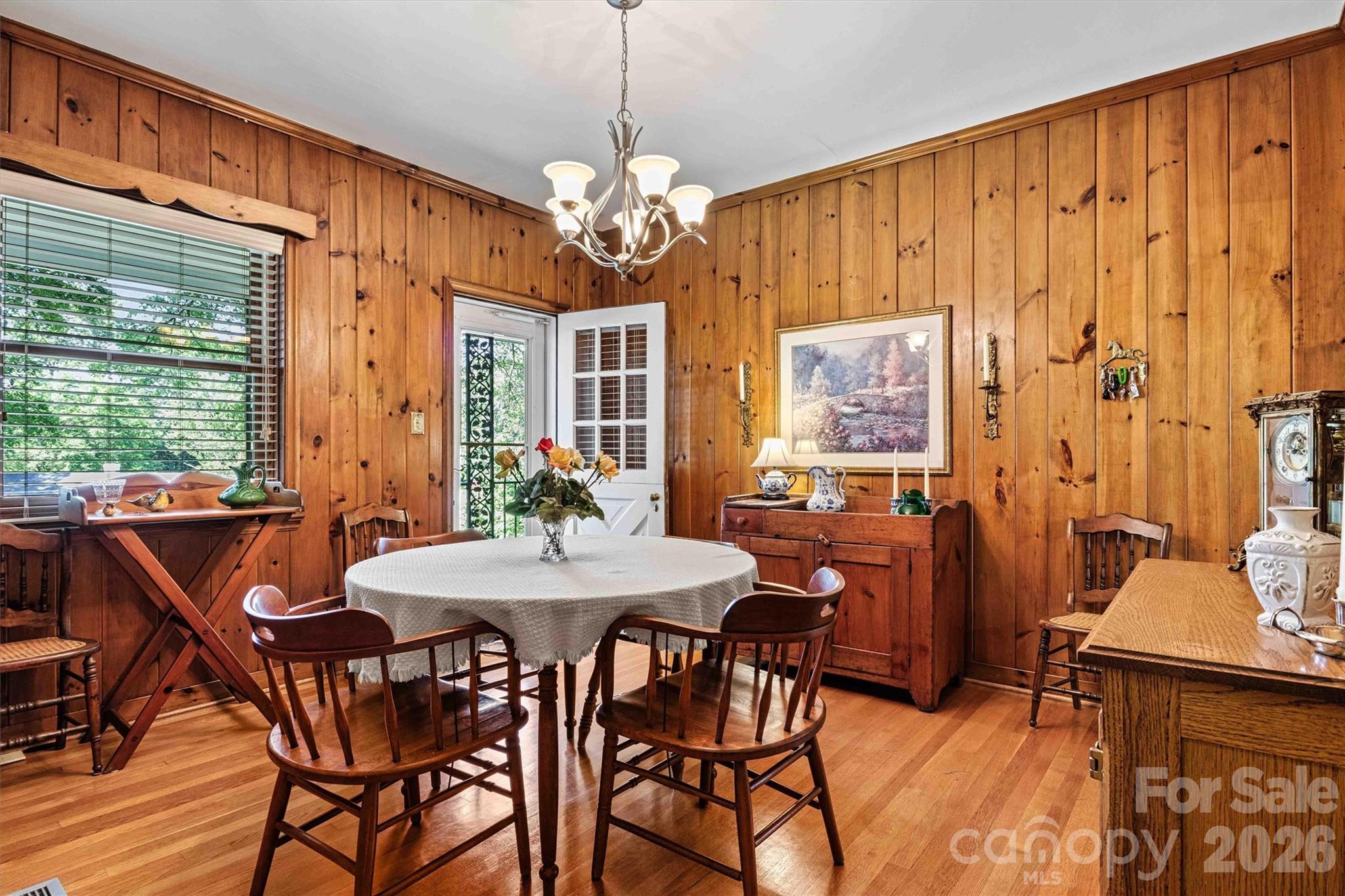 Casual Dining/Balcony View - 842 North Center Street, Hickory