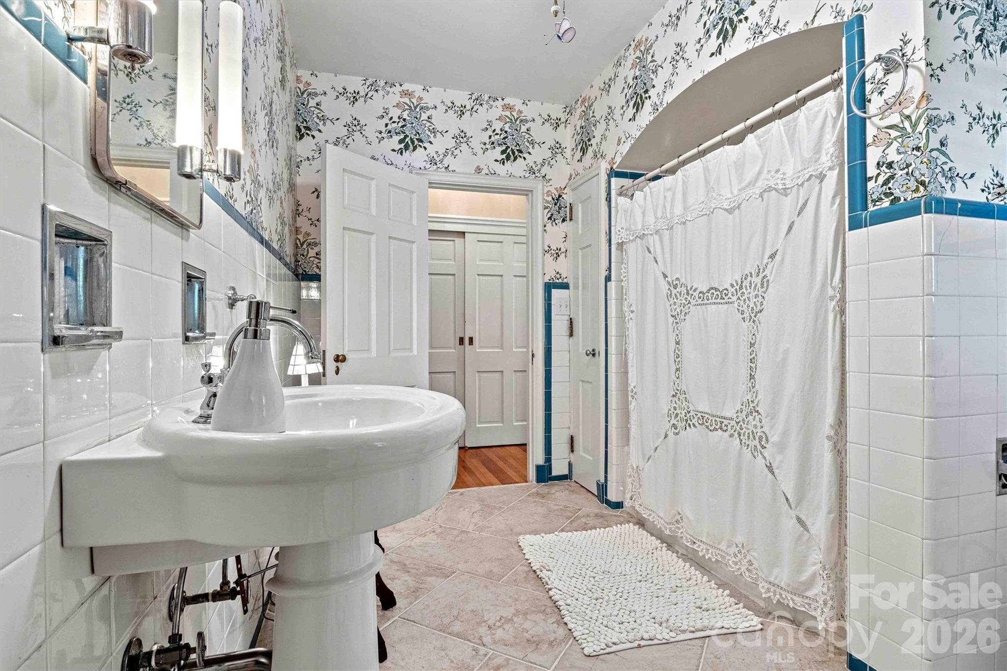 Left Front Primary Suite/Entry View - 842 North Center Street, Hickory