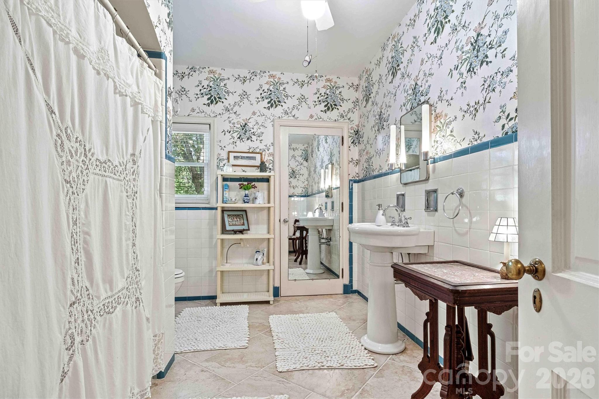 Left Front Primary Suite/Vanity View - 842 North Center Street, Hickory