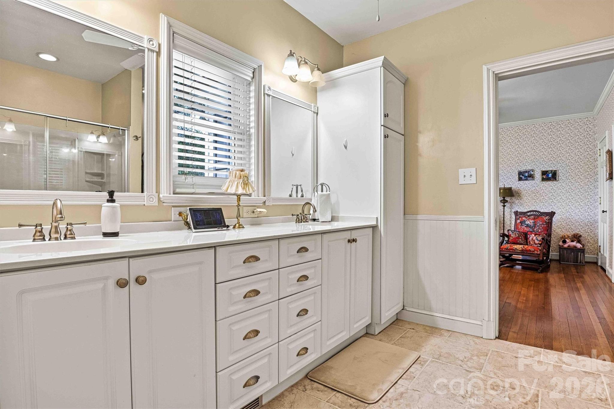 Right Primary Suite Vanity/Dual Bedroom Entry View - 842 North Center Street, Hickory