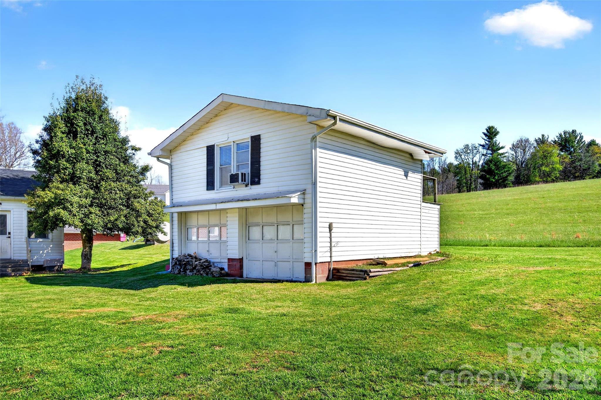 Single Family Residence at 1511 White Oak Road, Bakersville, photo 2 of 32