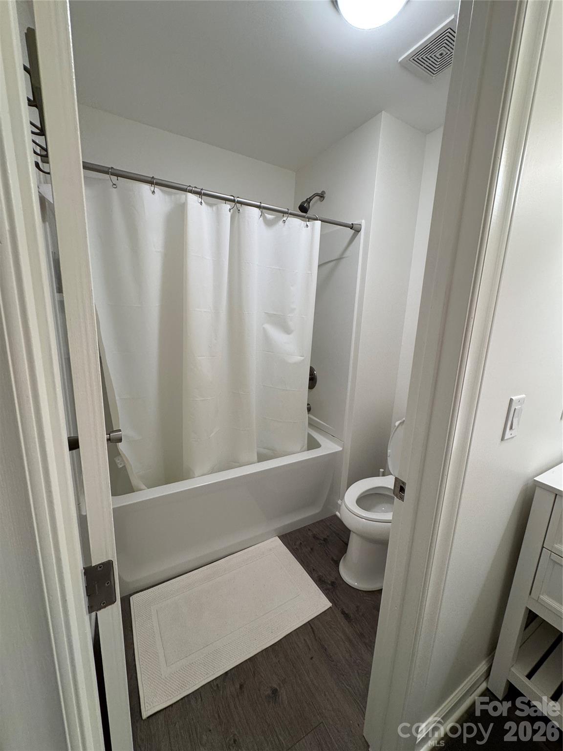 Upstairs bathroom - 2705 N Center Street, Hickory