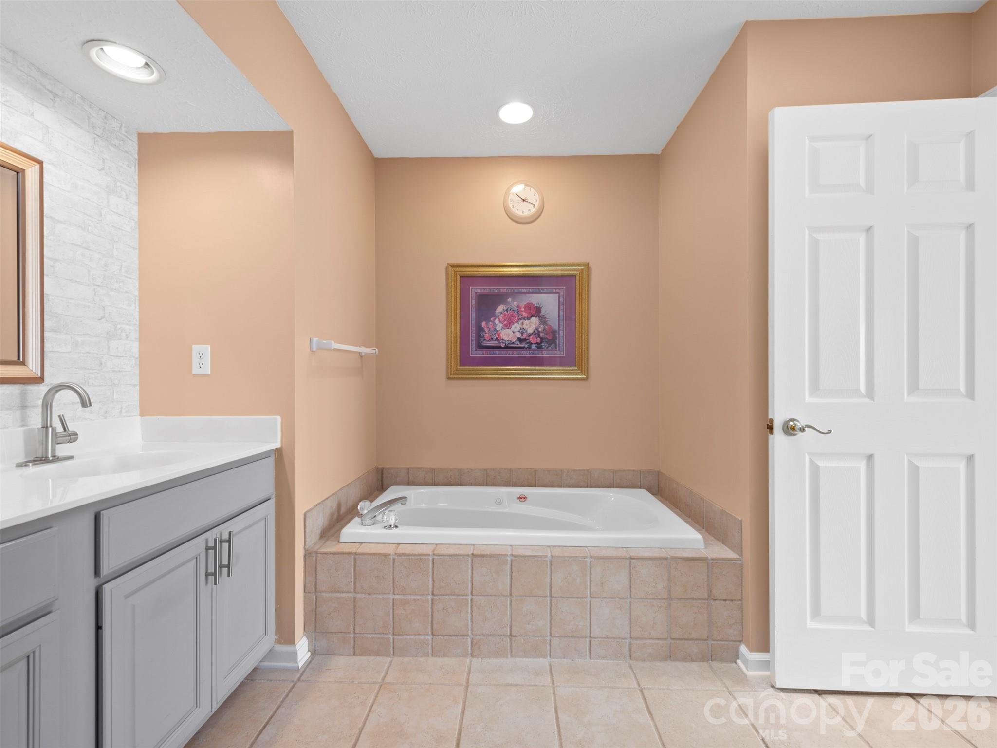 Primary Ensuite Bathroom - 21 Old Applewood Lane, Hendersonville