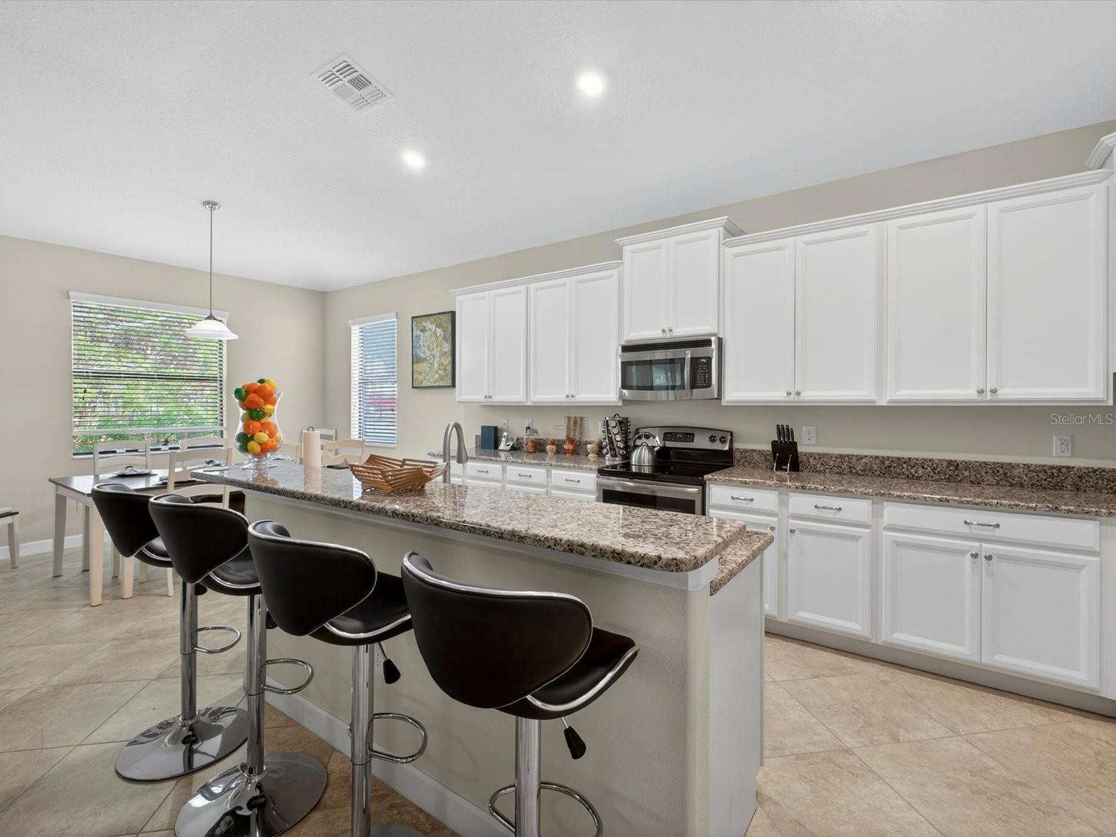 Kitchen island - 1300 GLENEAGLES LN, DAVENPORT