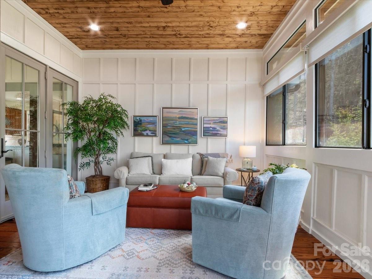 SPACIOUS - SUNROOM - 45 Creekside Way, Burnsville