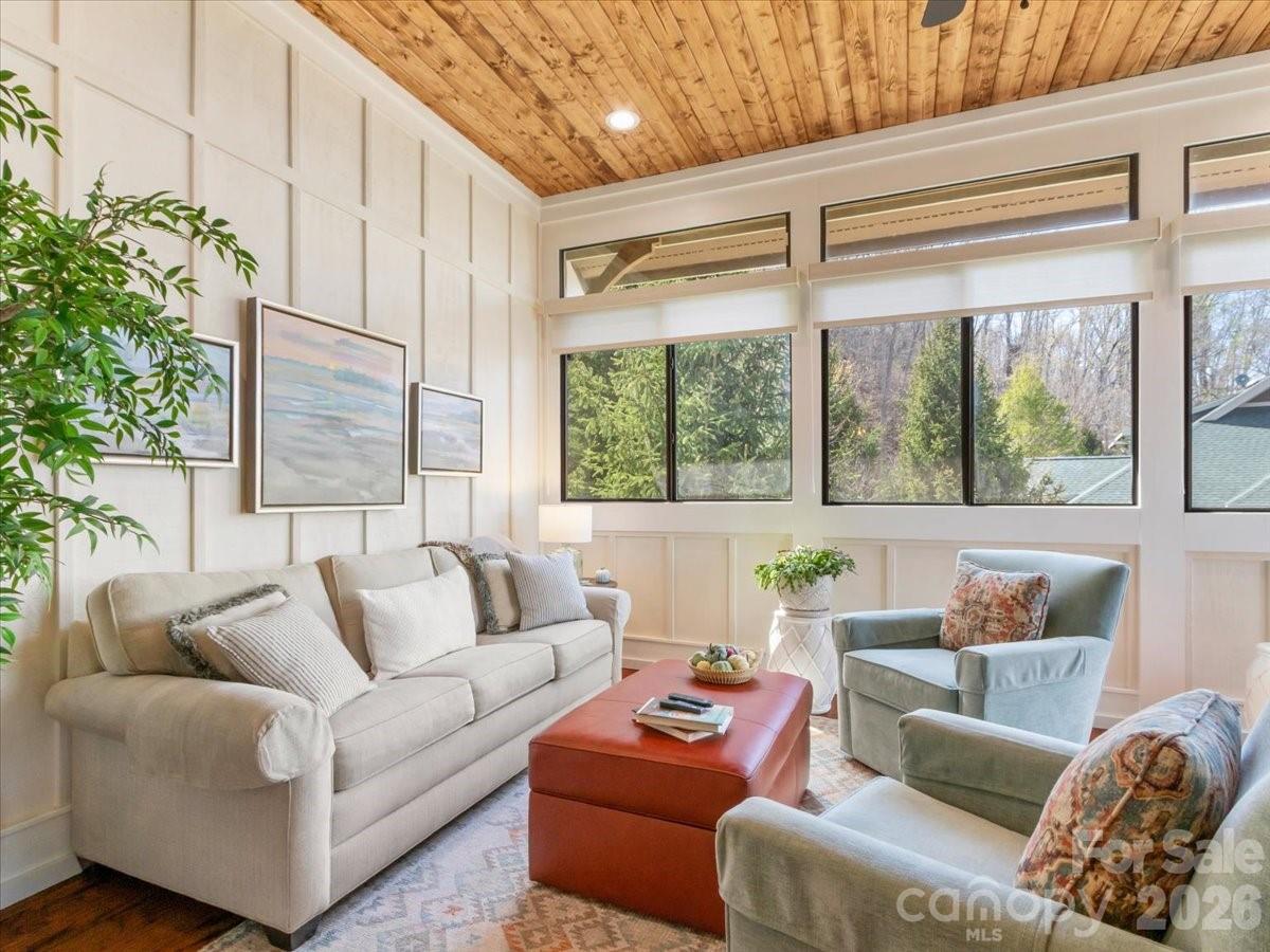 LOTS OF NATURAL LIGHT - 45 Creekside Way, Burnsville
