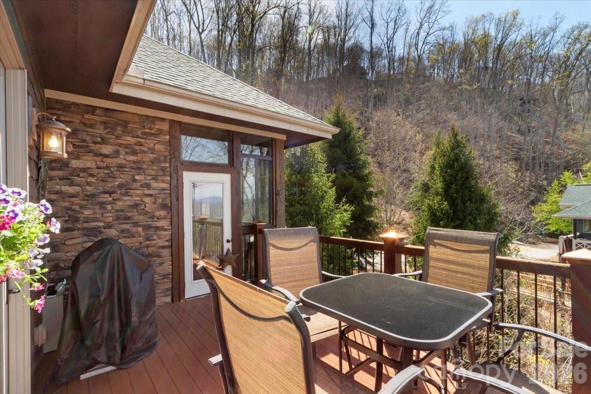 OUTDOOR DINING - 45 Creekside Way, Burnsville