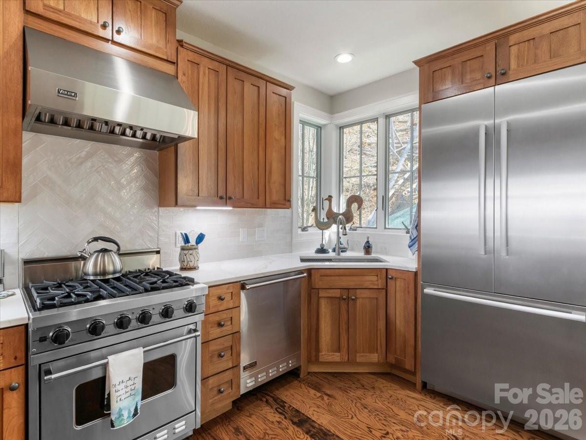 KTCHN W/SS VIKING APPLIANCES - 45 Creekside Way, Burnsville