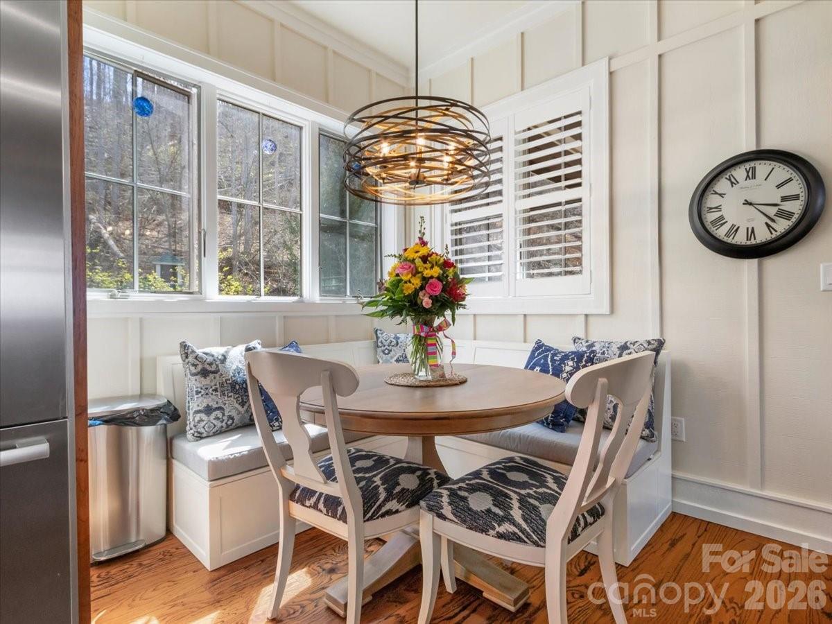 BREAKFAST AREA - FRESHLY PAINTED - 45 Creekside Way, Burnsville