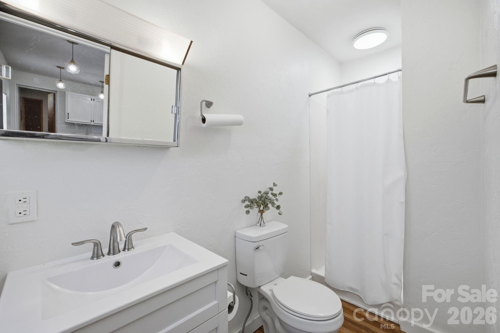 Apartment bath - 573 & 577 Randolph Road, Marion