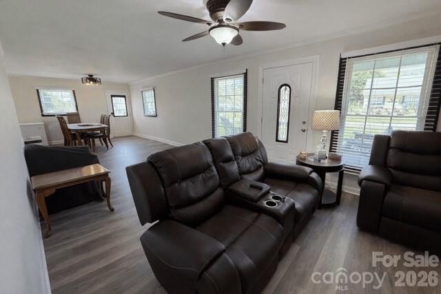 Warm inviting living area - 636 Willis Road, Dallas