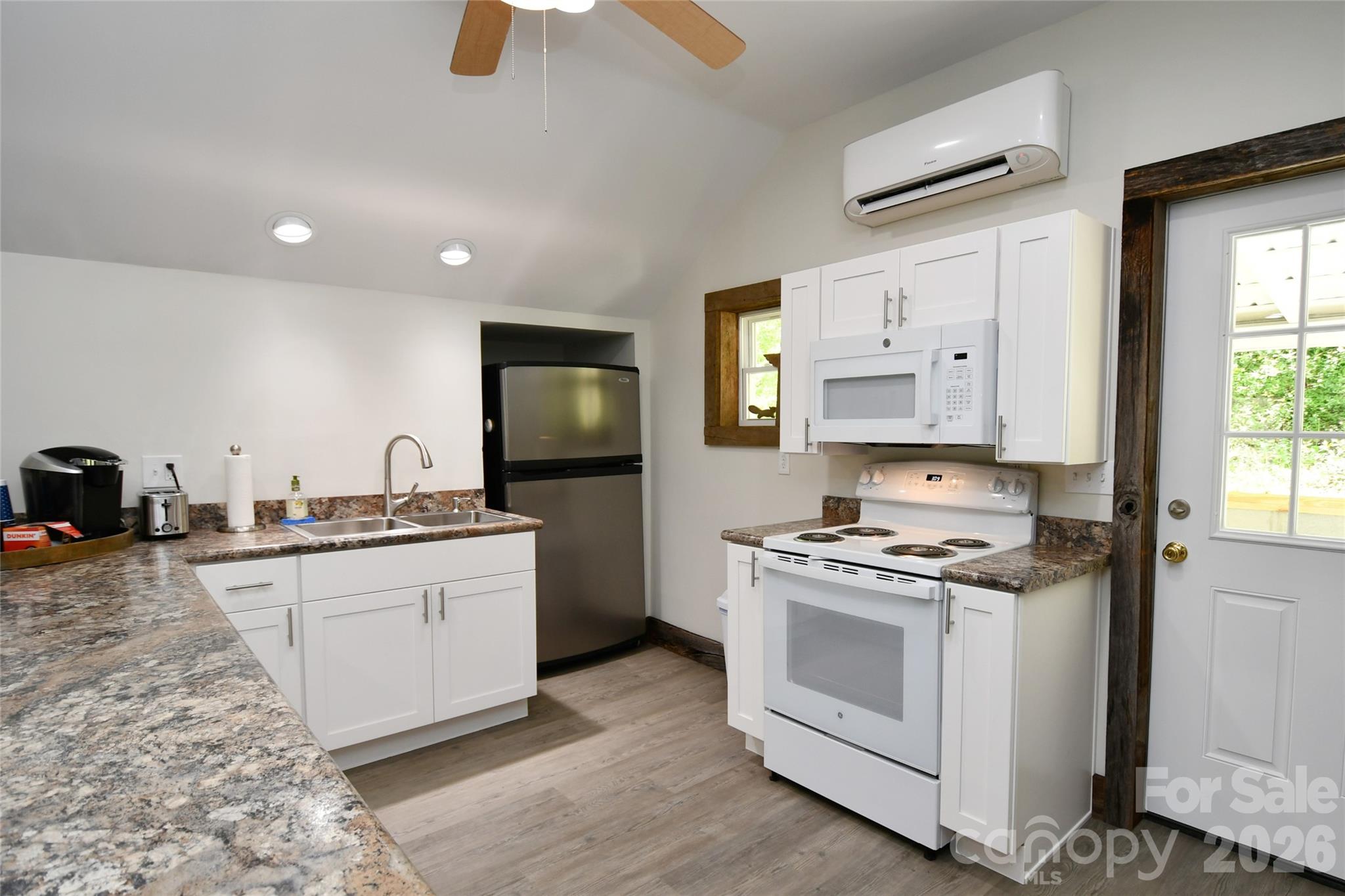 Lots of counterspace for cooking and entertaining - 2180 Pigeon Roost Road, Green Mountain