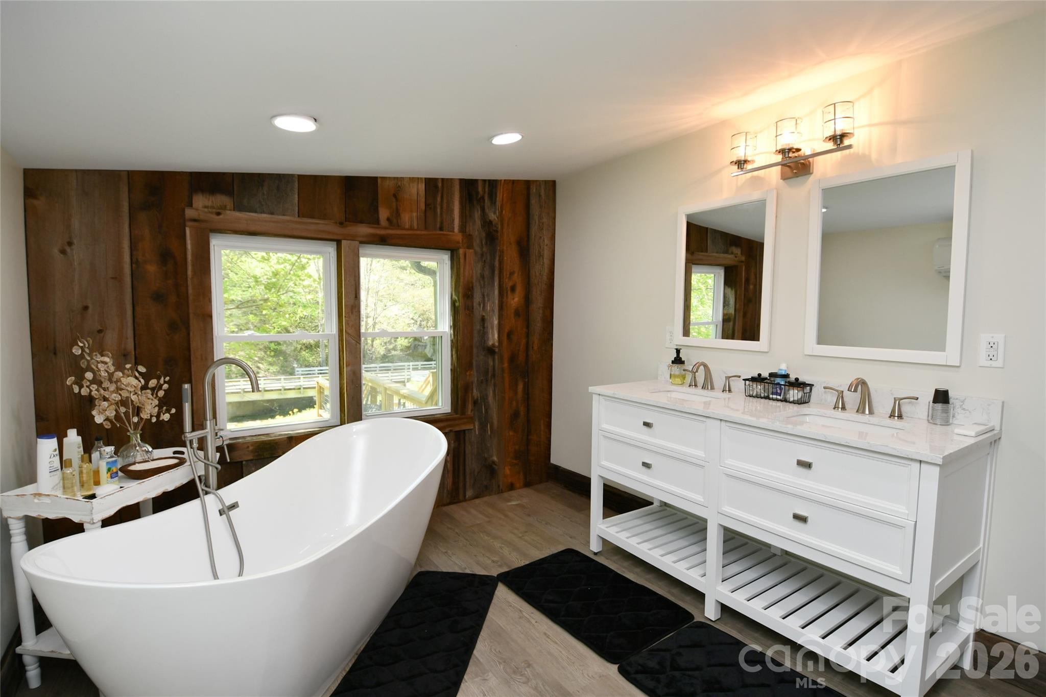Master bathroom with soaking tub - 2180 Pigeon Roost Road, Green Mountain