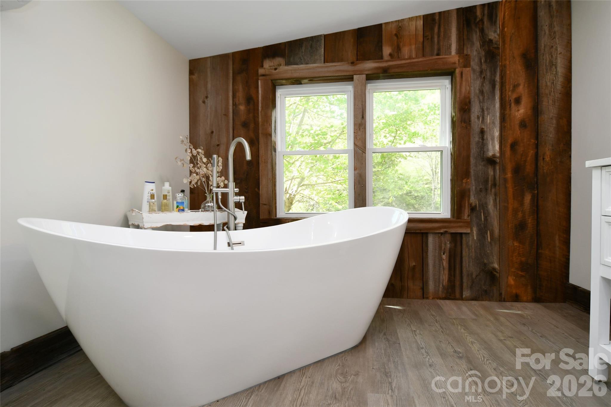 There is room for two in this tub! - 2180 Pigeon Roost Road, Green Mountain