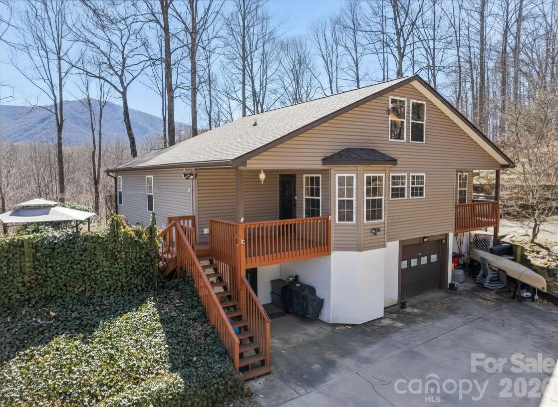 Single Family Residence at 401 Tipstill Cove, Waynesville, photo 2 of 40