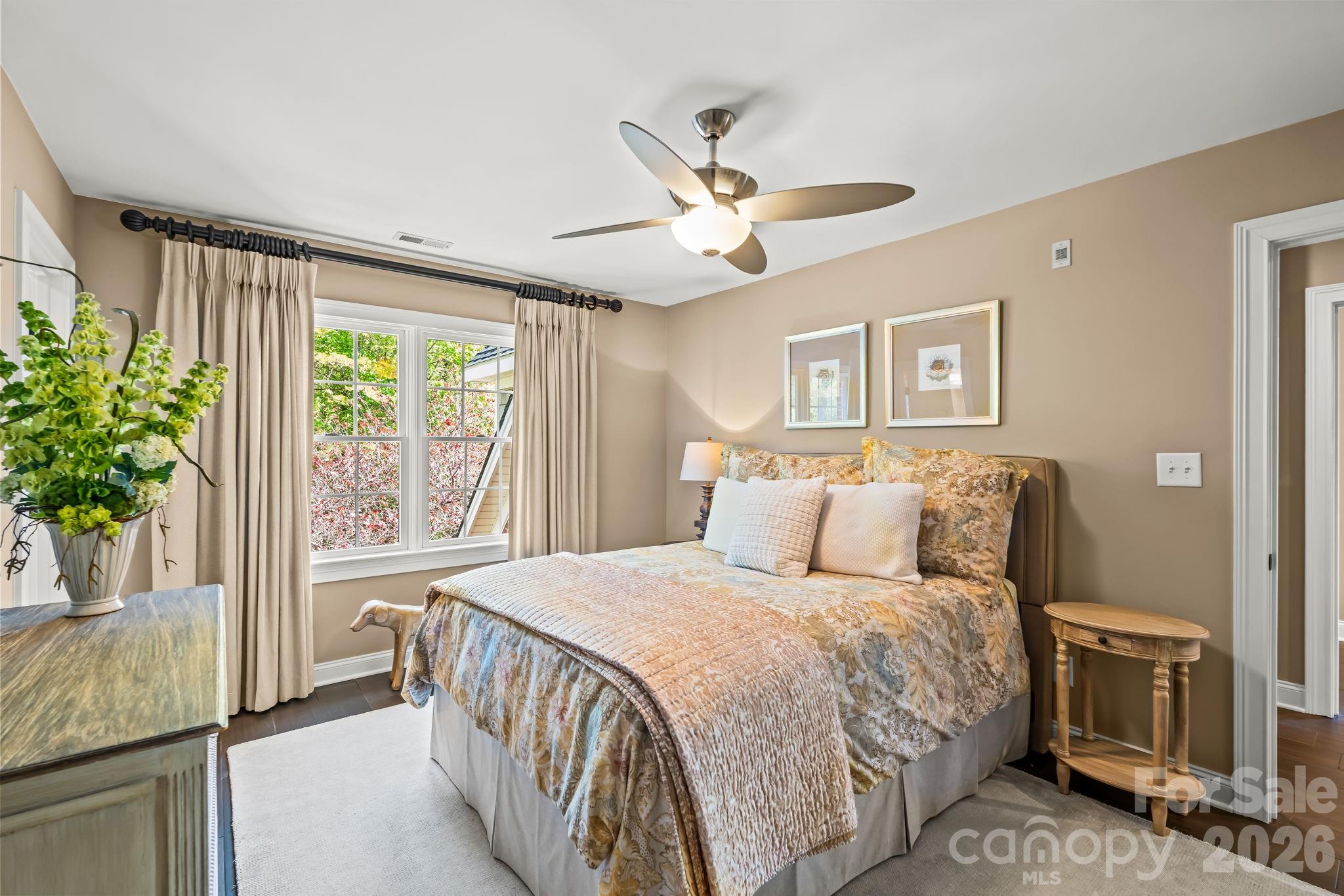 En suite 2nd level bedroom - 11555 Double Spring Road, Lewisville