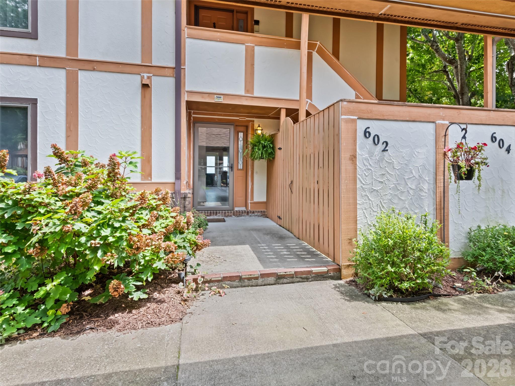 Ground level entry - 602 Fleetwood Plaza, Hendersonville