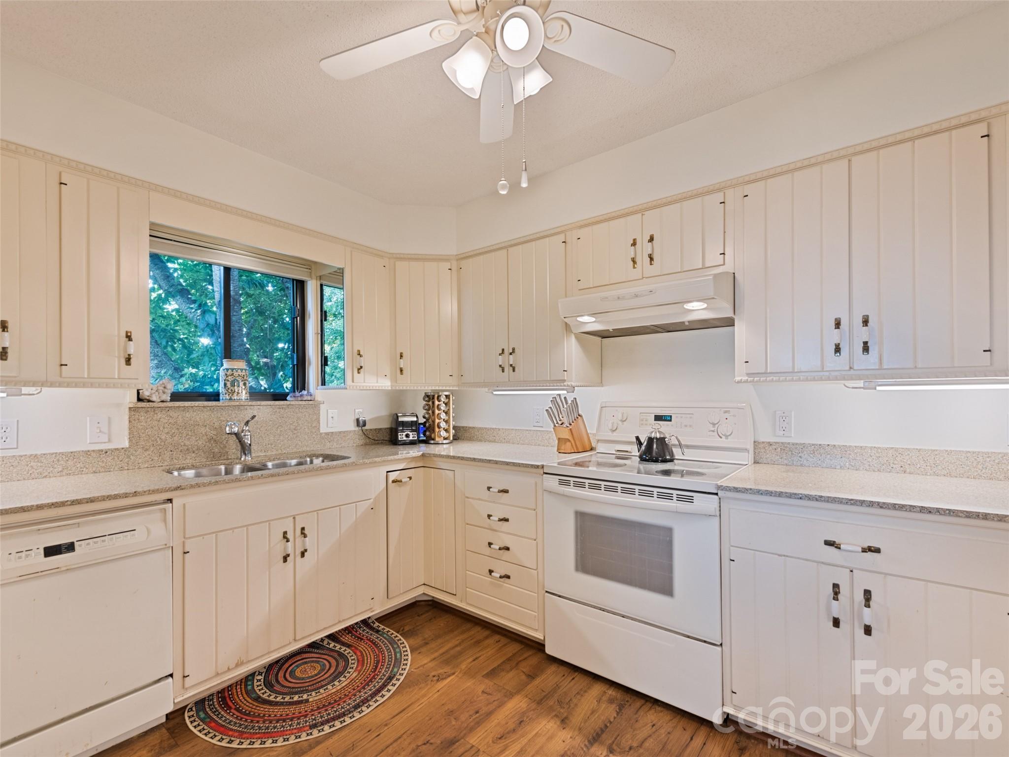 Condominium at 602 Fleetwood Plaza, Hendersonville, photo 10 of 47
