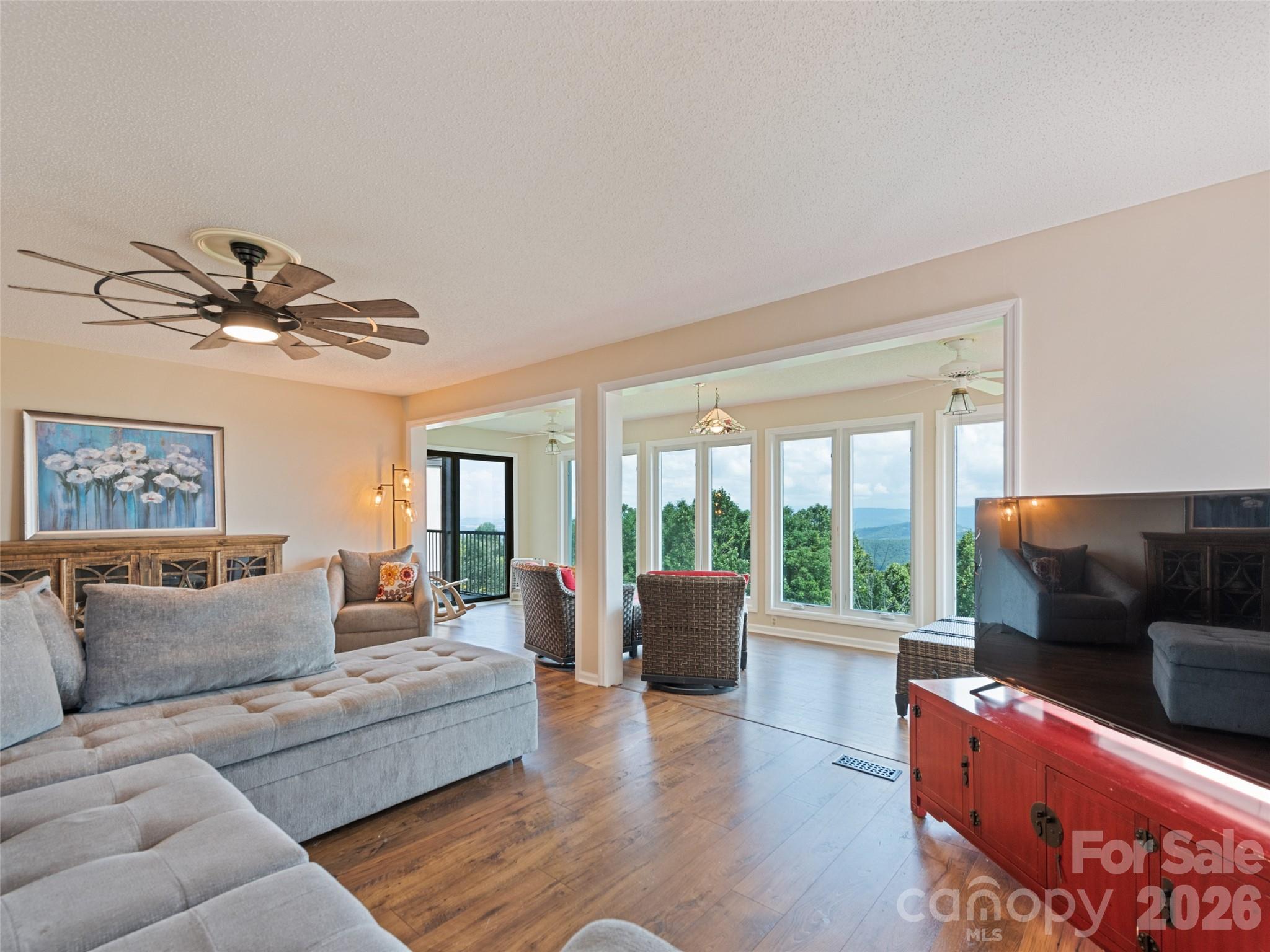 Wide-Open Condo, BIG VIEWS - 602 Fleetwood Plaza, Hendersonville