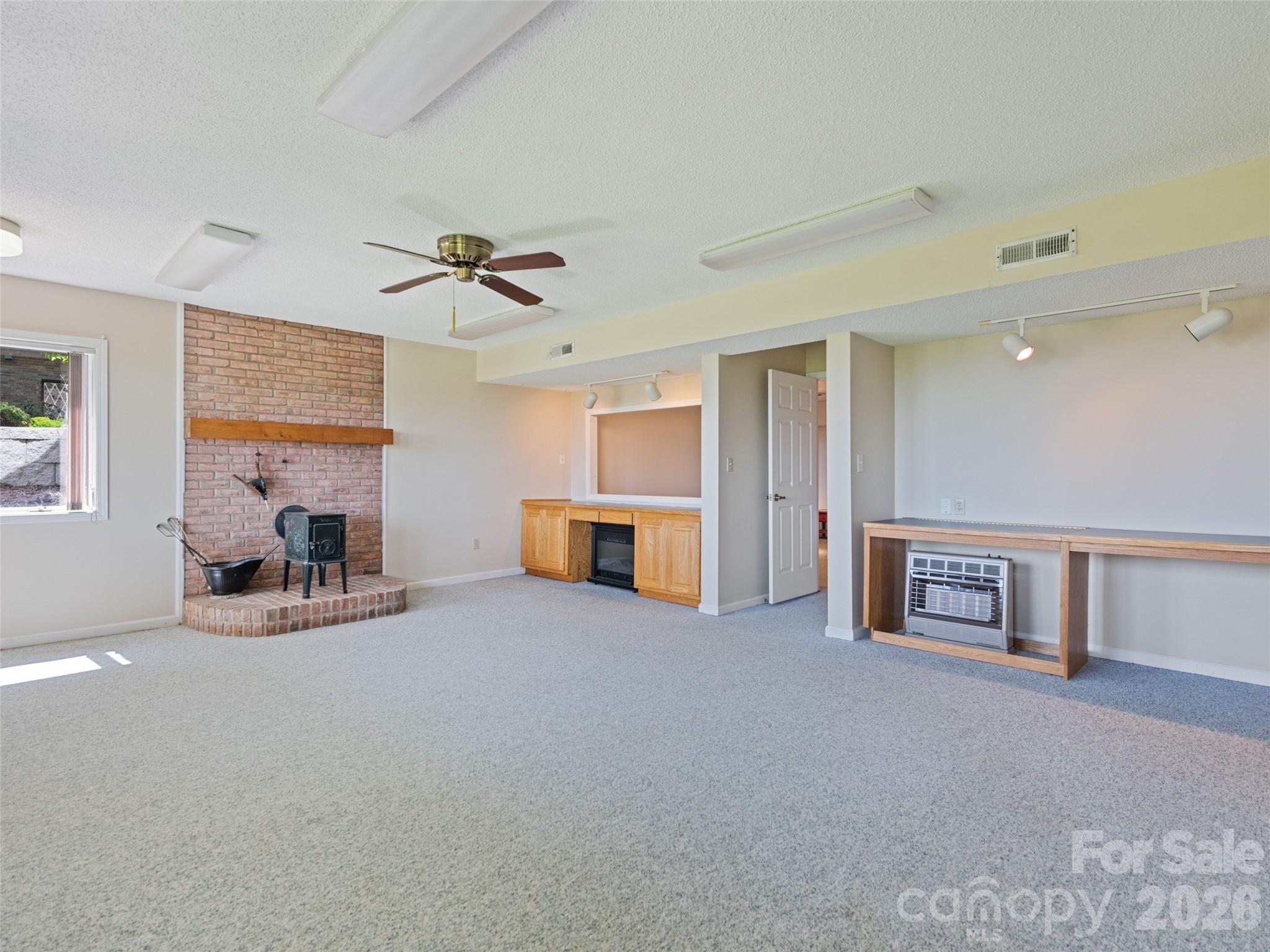 Rec room/ office/ workspace - 602 Fleetwood Plaza, Hendersonville