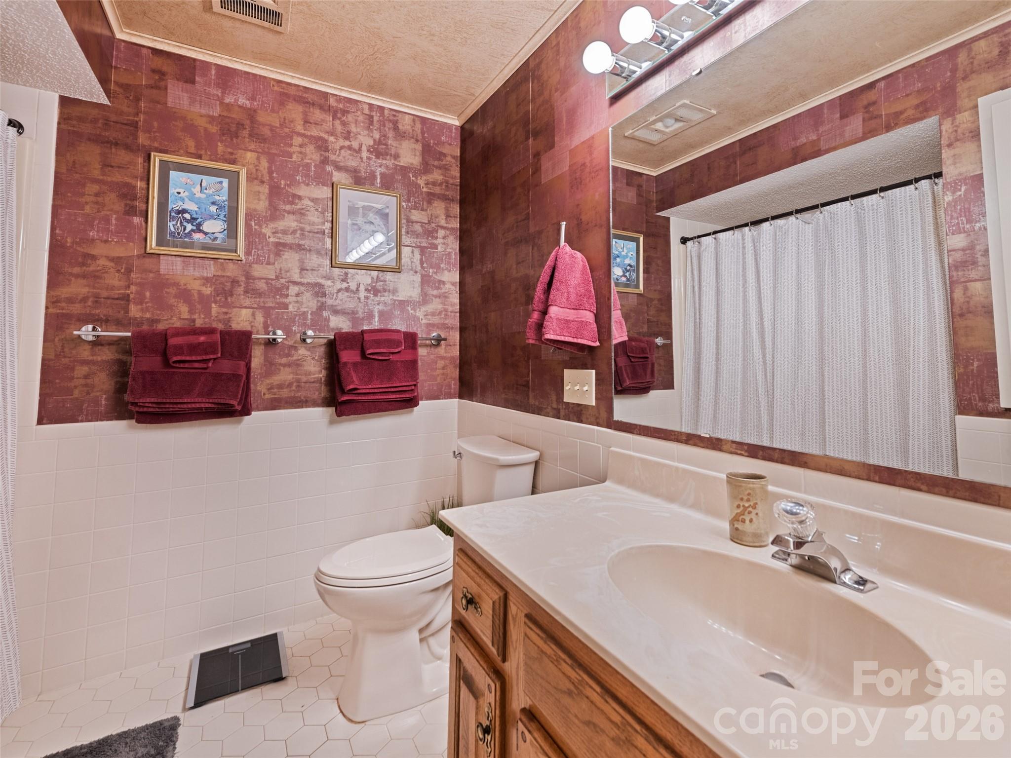 Guest BA - 1401 Fleetwood Plaza, Hendersonville