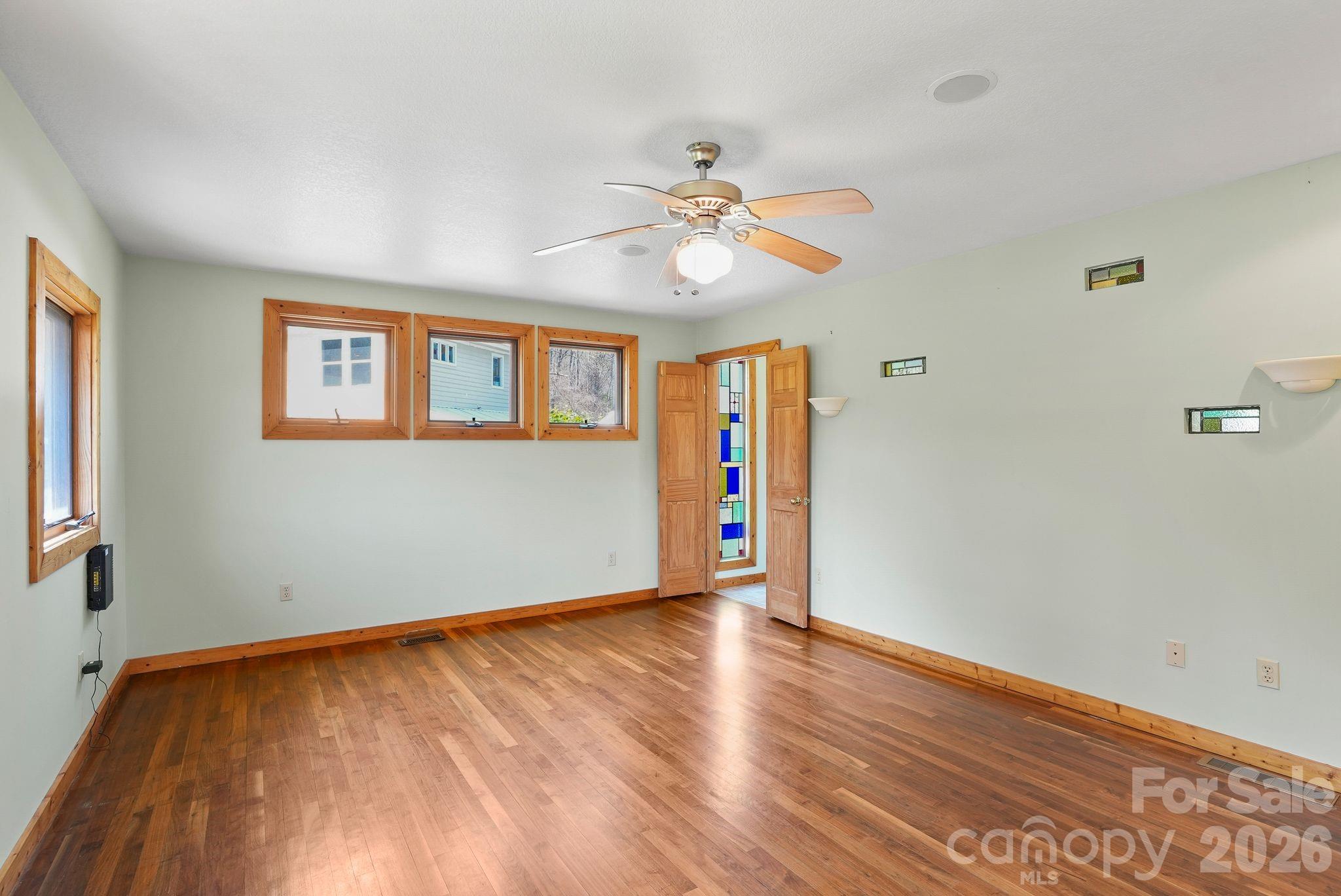 This room was used as the primary bedroom and features private bathroom - 310 Burr Ridge, Marshall